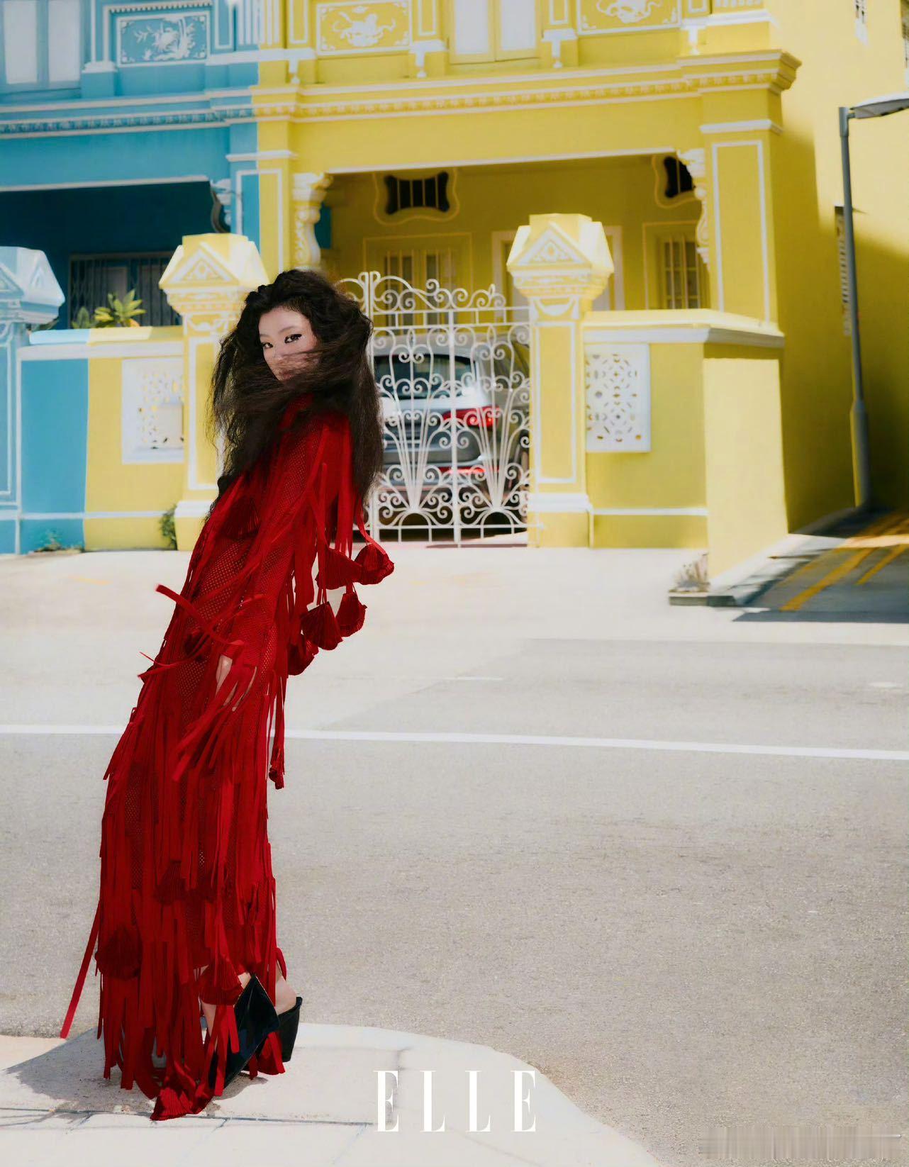 单依纯海陆世界大片 单依纯的时尚可塑性太强了！海陆世界大片里潇洒自在，明媚妆容+