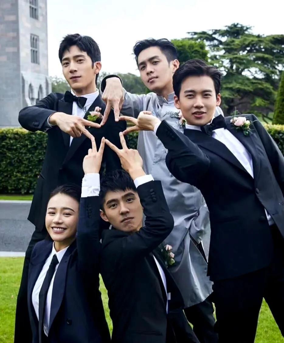 张若昀的伴郎团咋跑出个美女呢？
郭麒麟那会儿瘦瘦的，也挺帅的。
五个人的手指动作