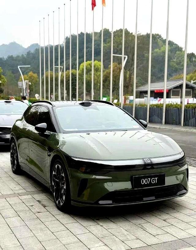 极氪007gt 体感不错，智驾体验良好。这车可以说是007的全面翻新，解决了00