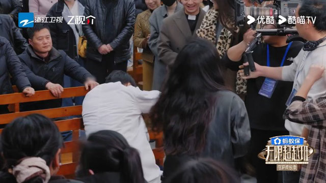 朱孝天短剧录制被打哭了无限超越班不要再虐待老人了。朱孝天演张长林卖假药被苏棋揍，
