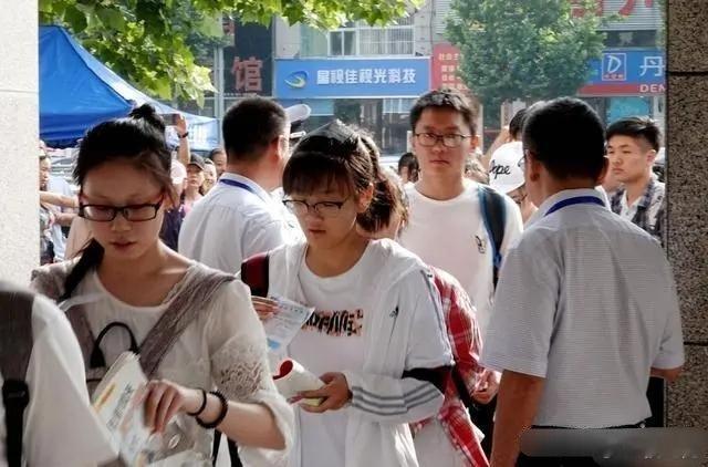 女考生因穿裙子被质疑放弃高考，网友：高考不是选美，没必要穿成这样。在今年的高考中