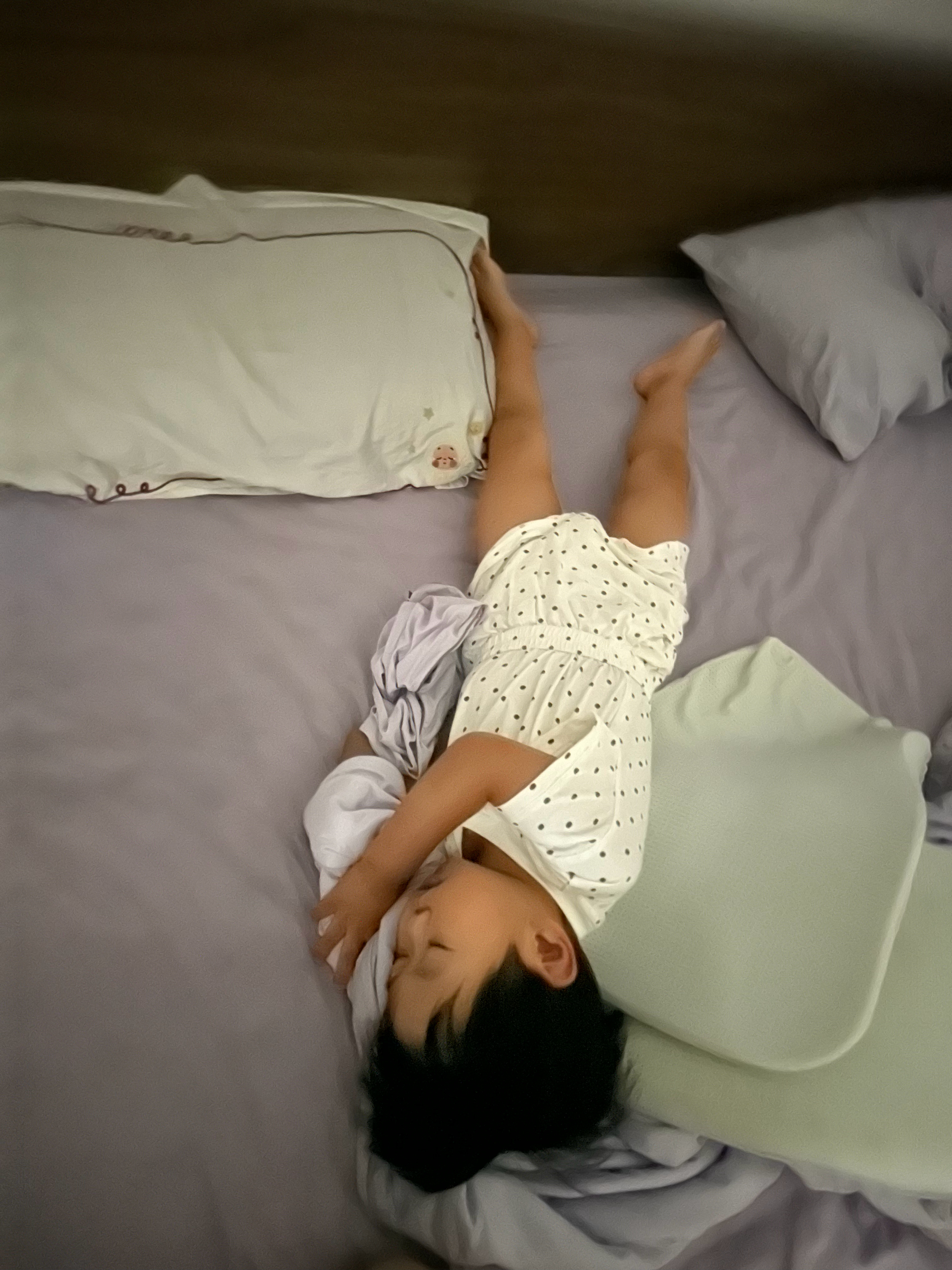 今晚哄睡前半段异常顺利，我抱孩子上床连话都没跟我说，我说妈妈讲个故事吗？他说不用