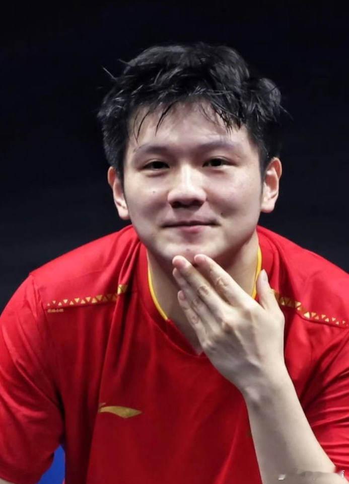樊振东又出现在PPT中球不落地，永不放弃！体育精神具象化！超级金满贯全民偶像樊振