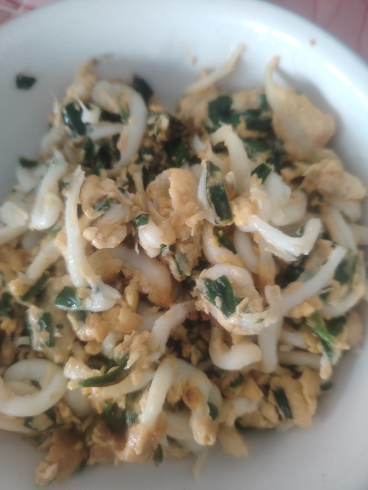 分享每日餐桌上的美食 今日份鲜美来自这碗银鱼炒蛋！细嫩的银鱼裹着滑嫩鸡蛋，撒上葱