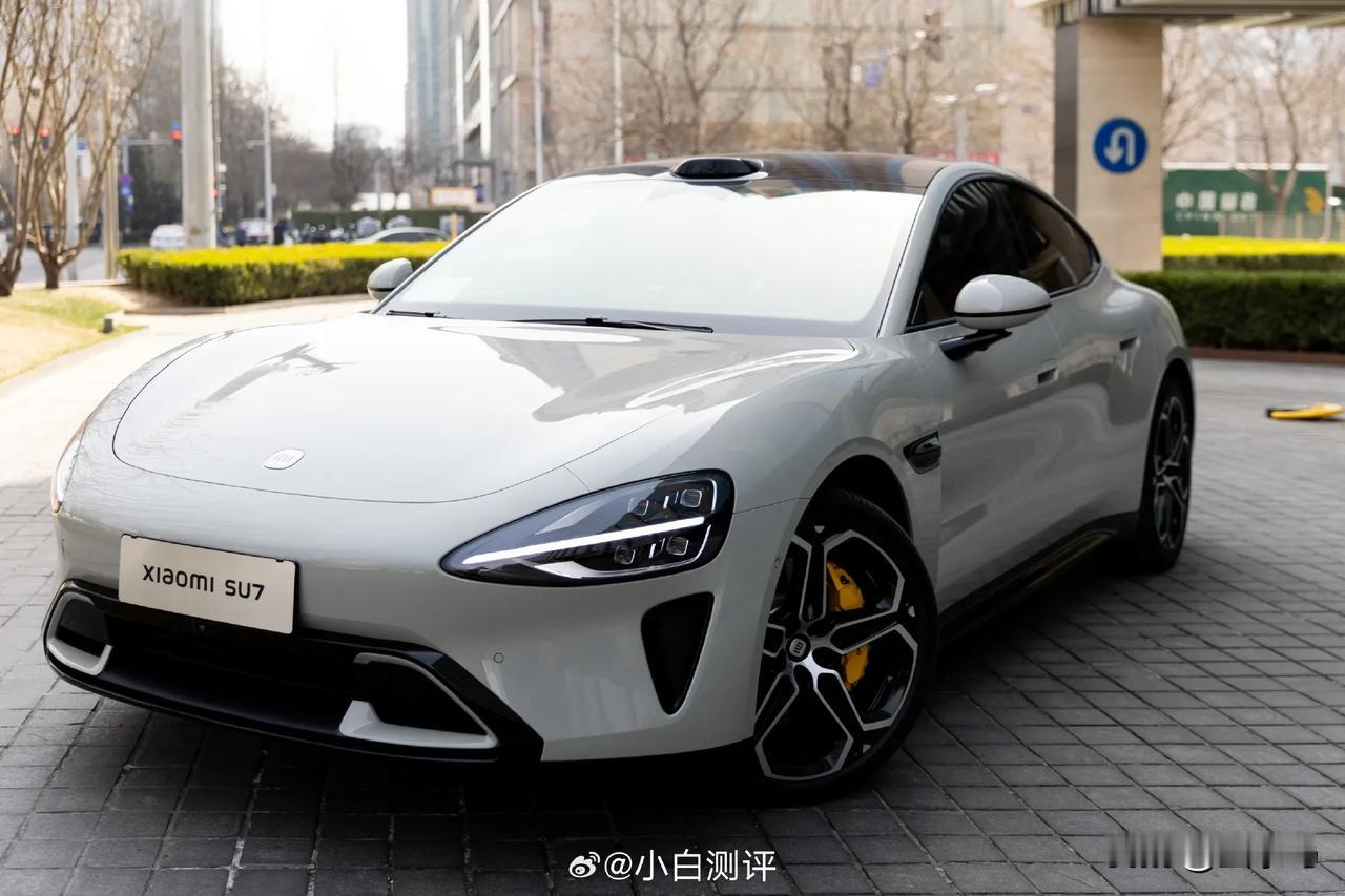 小米SU7这钣金，这金属漆质感，其实不管什么颜色都好看。

我目前独爱这个雅灰色