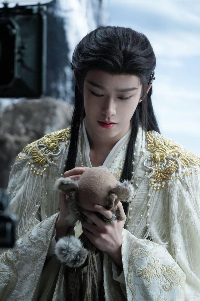 田嘉瑞这是我的啊呜 田嘉瑞和啊呜同框简直是双倍可爱✨，小朋友灵动乖巧，玩偶精致软