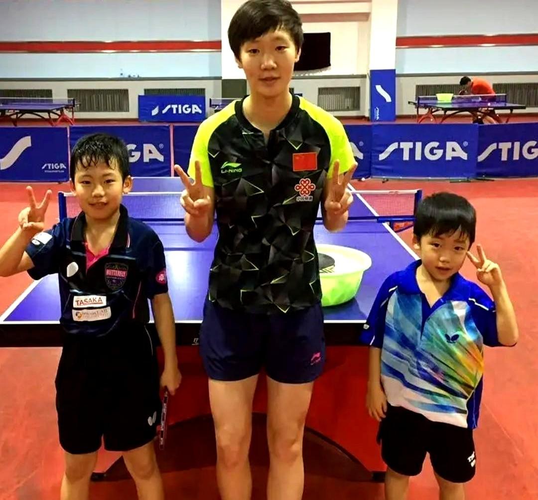 小时候合照站C位，长大却板着脸领奖。

反差有点大。

松岛辉空小时候跟国乒一堆