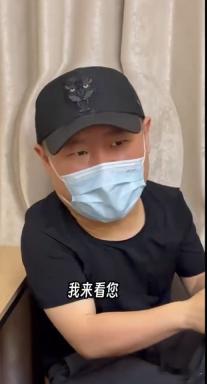 岳云鹏看望渐冻症抗争者蔡磊岳云鹏请蔡磊全家听相声 蔡磊直面渐冻症多年，倾尽资源投