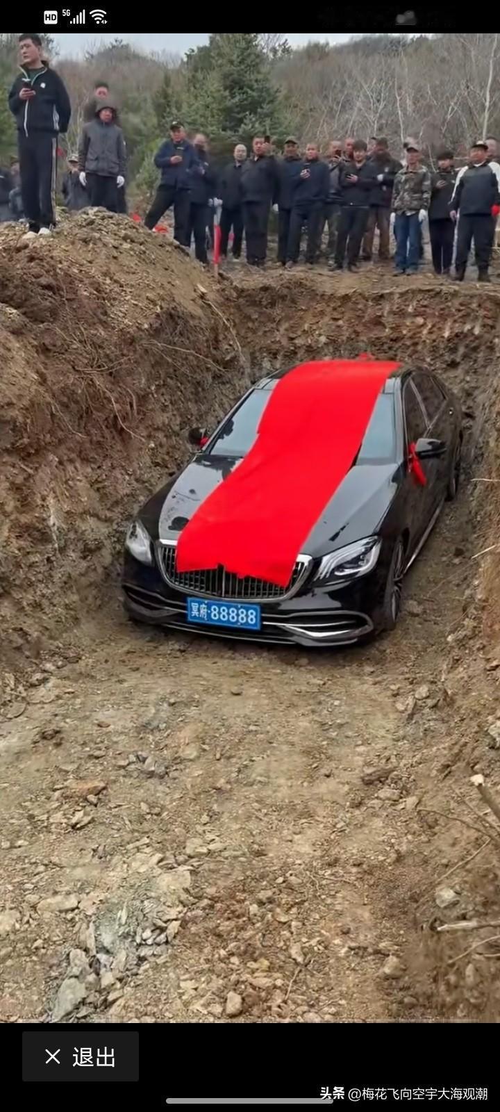 某地清明节为祖立碑陪祭奔驰车，把好端端的轿车埋入土坑，外国人知道了有多大反应：