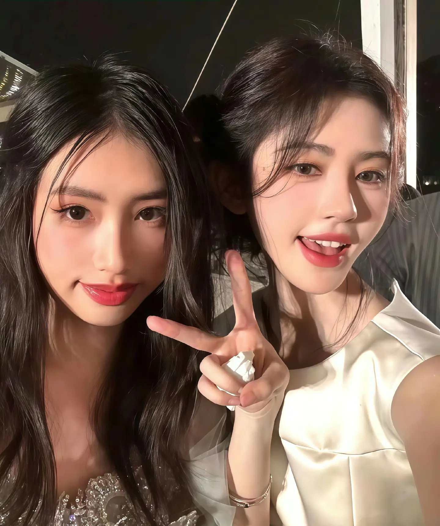 好小的脸上好大的五官😚。合照