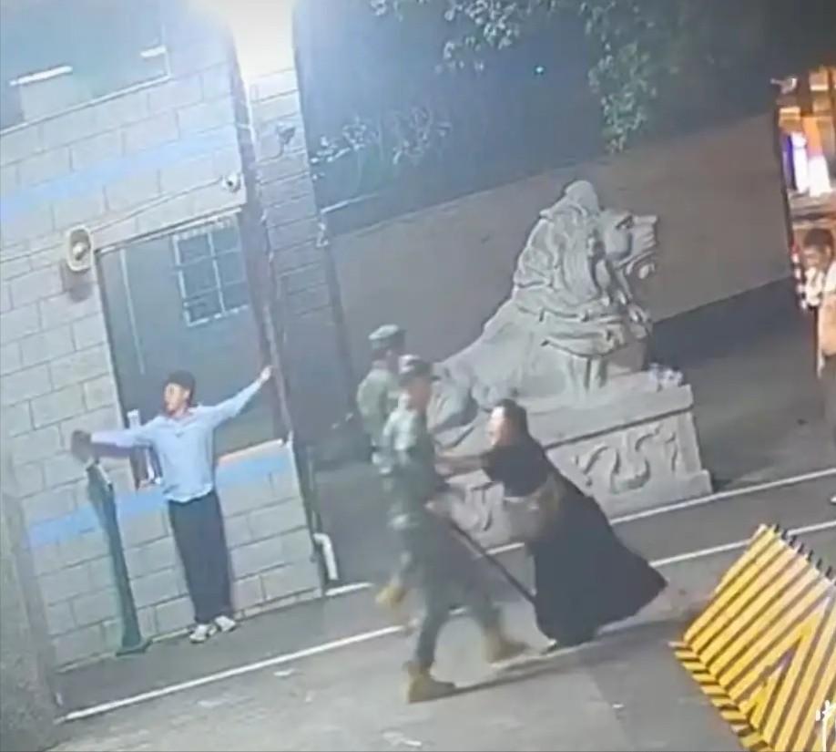 男子深夜遭追打，冲向武警营门求救，一名女子冲上来，竟敢对身前的武警哨兵动了手，太