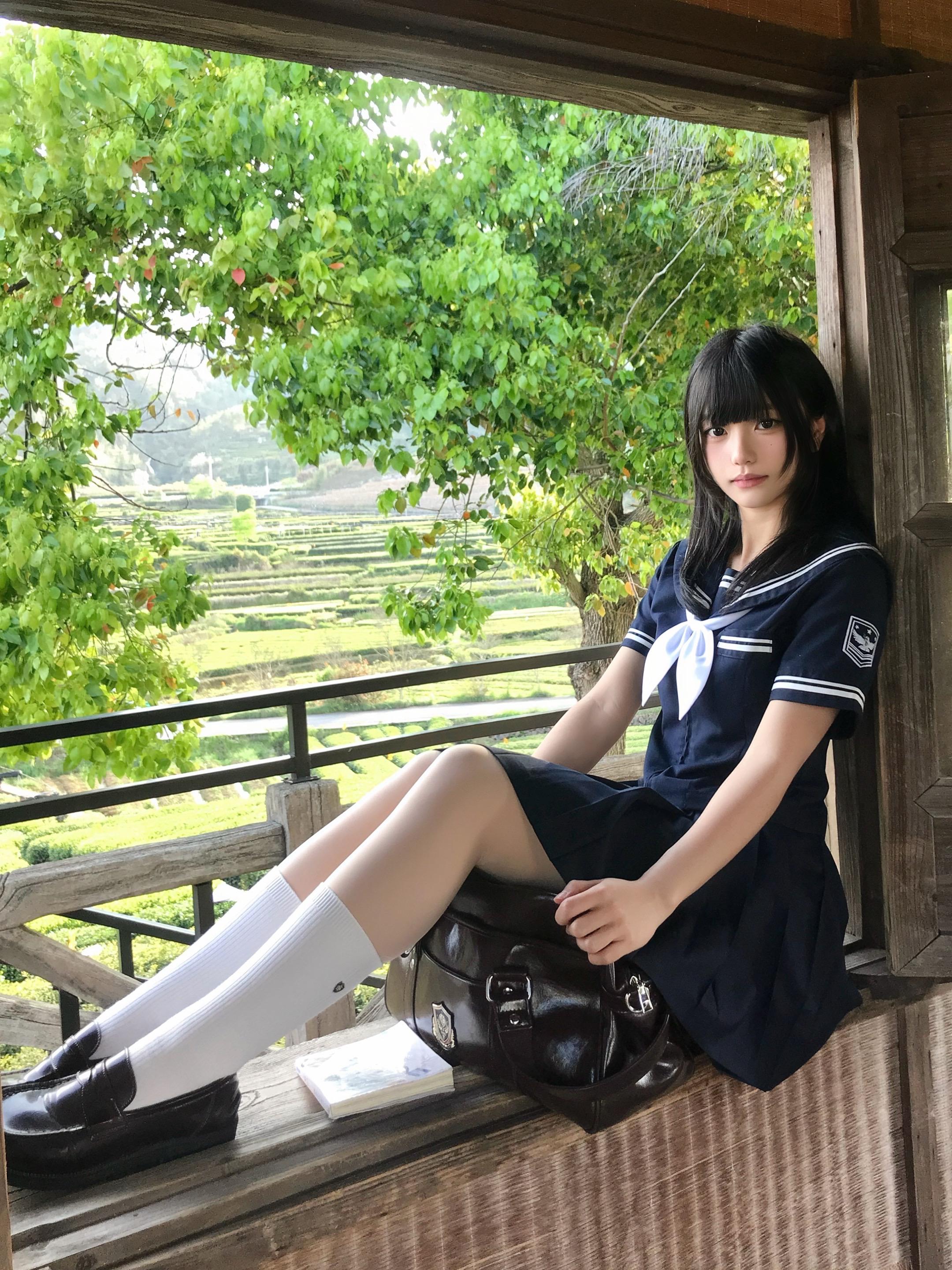 青鸟栖于繁春。