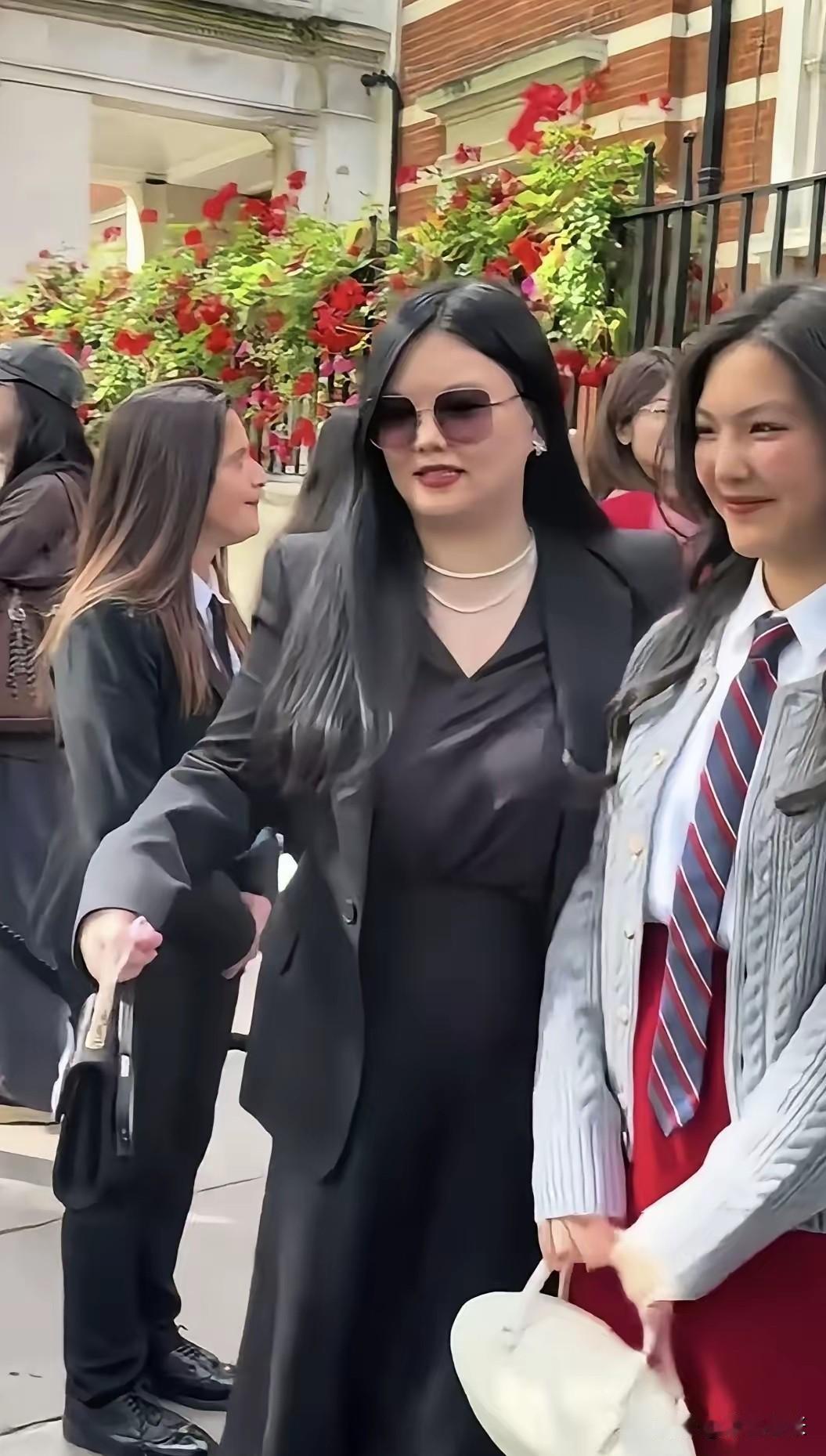 李湘母女常引发关注。此前，李湘高调晒出王诗龄伦敦时装周美照，照片中王诗龄妆造精致