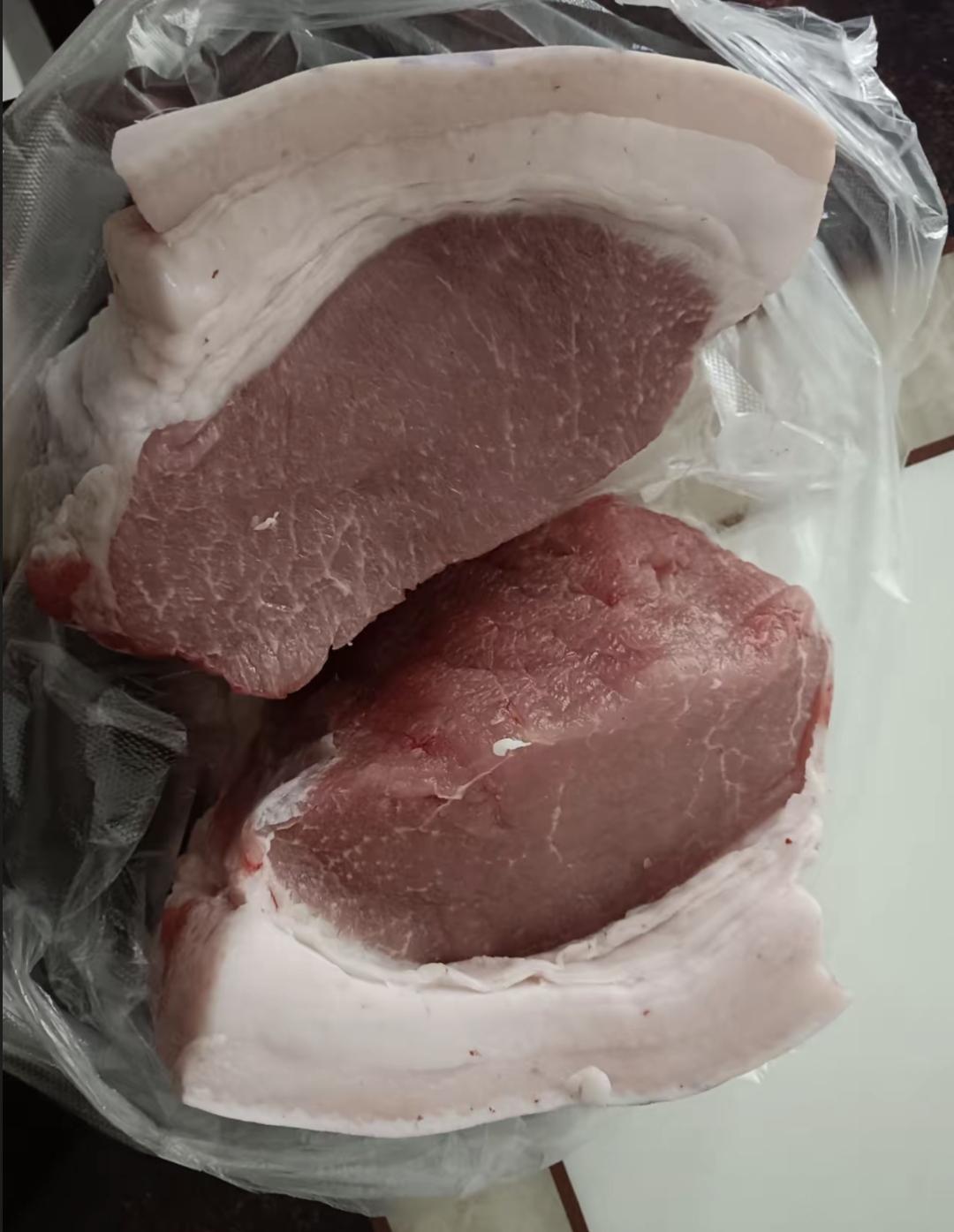 这几天没买菜，今天去市场一看，猪肉标价牌换了。后肘从前几天12块降到10块，老板