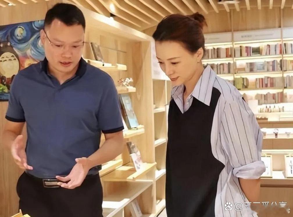 董卿真是优雅到骨子里：假两件衬衫+小黑裤，这气场一般人还真比不上 
