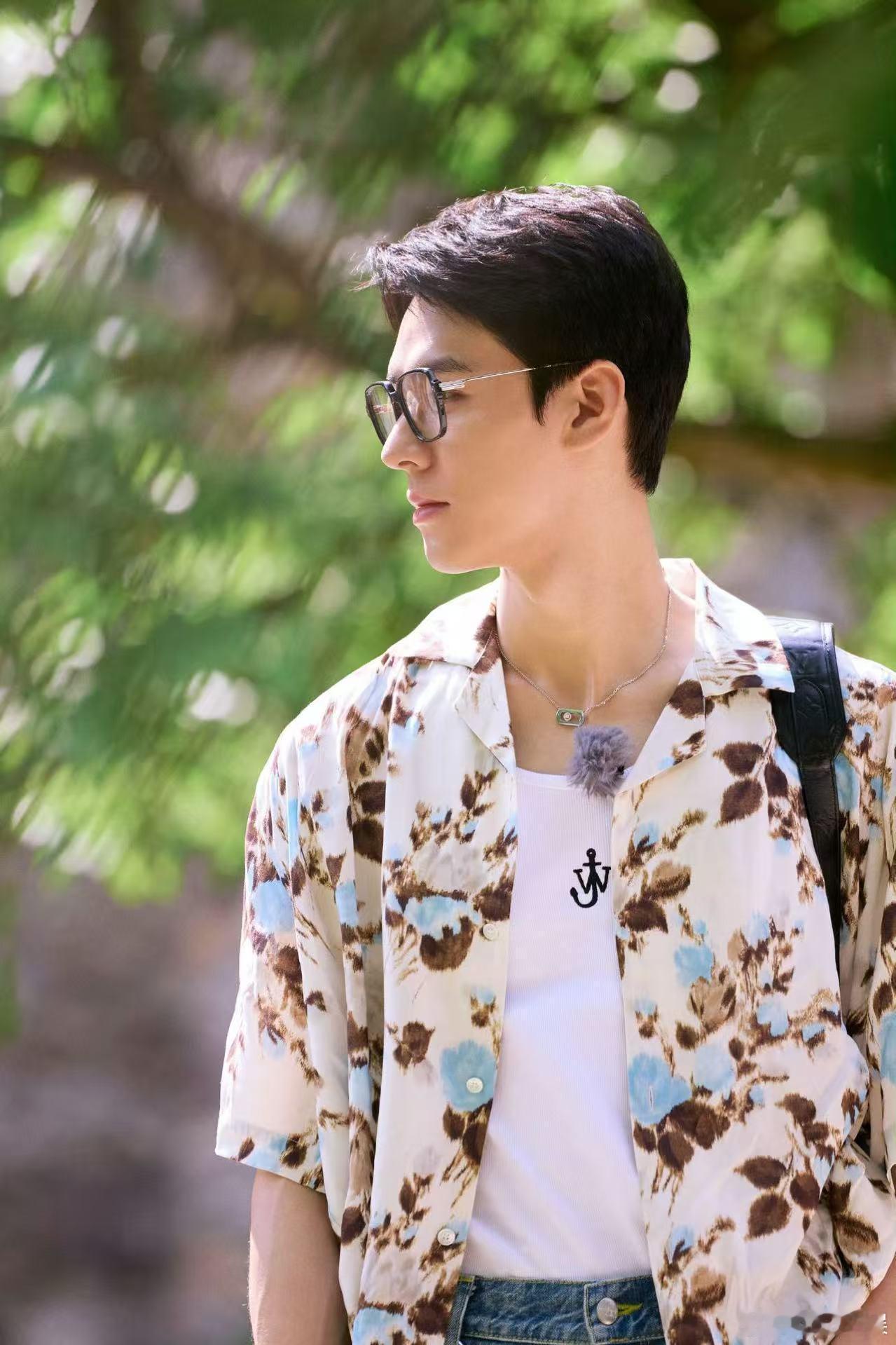 龚俊体验皮筏艇漂流龚俊走进童话小镇龚俊走进童话小镇，体验皮筏艇漂流， ​​​