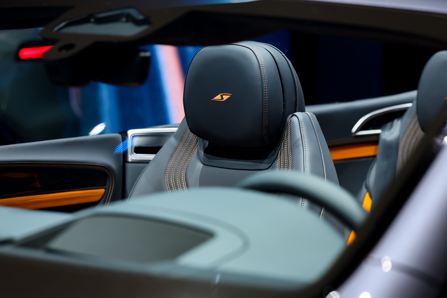 最近亮相的新车特别多，我相信这台宾利新款欧陆GT敞篷版S肯定是最具魅力的之一，霹