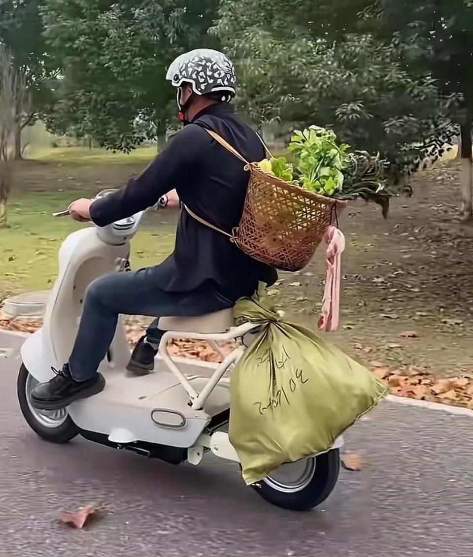 有网友找到了新国标电动车接娃买菜的办法，孩子蹲在前面，带麻袋+竹筐出门[捂脸]
