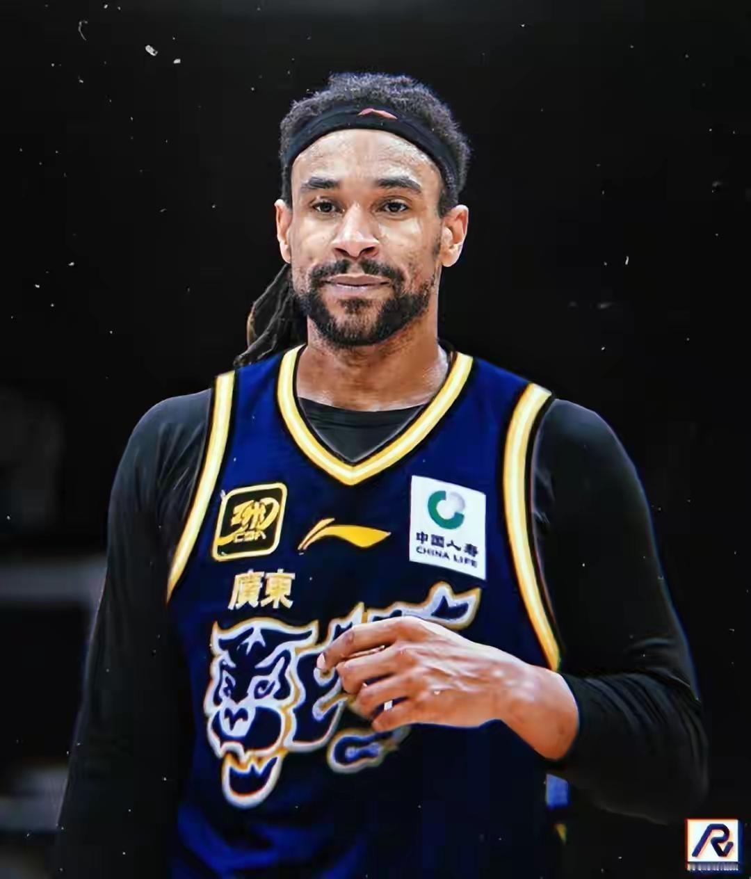 ​广东球迷吐槽萨林杰拿到税后120万美元全额保障合同后，直接来了个躺平滑水，对阵