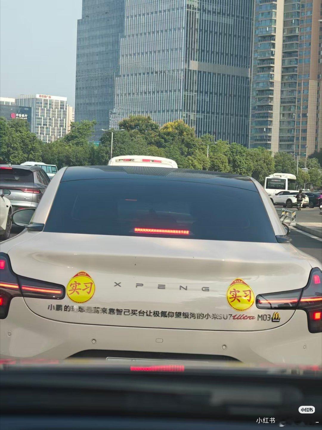 图一的MONA M03，再多来两个字都没地方放了