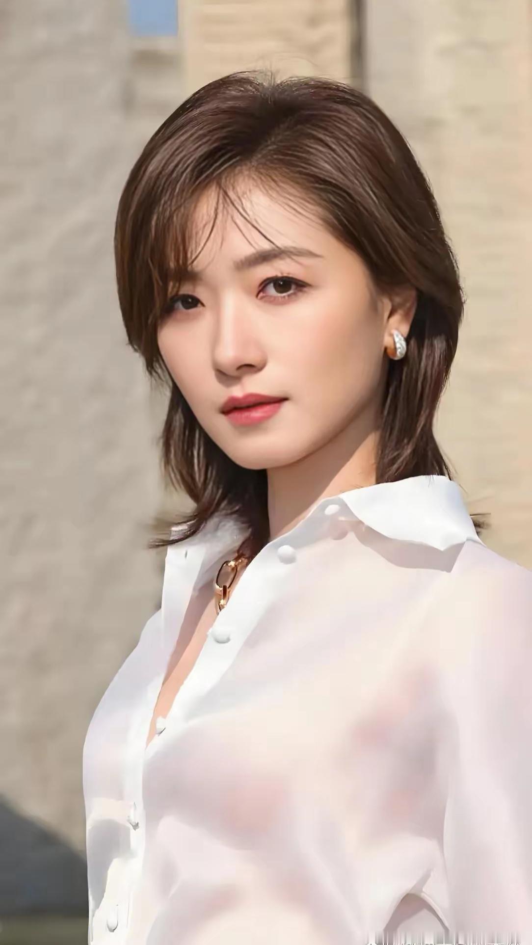 万茜，湖南益阳人，上戏毕业，国家话剧院演员、歌手。2002年出道，2007年发行