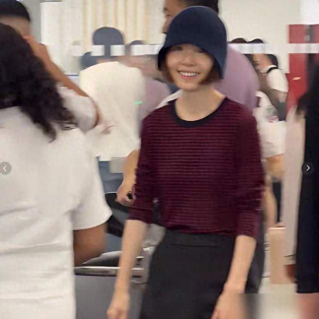 56岁鲁豫法国街拍刷屏，不婚不育遭群嘲，她凭啥赢麻了？