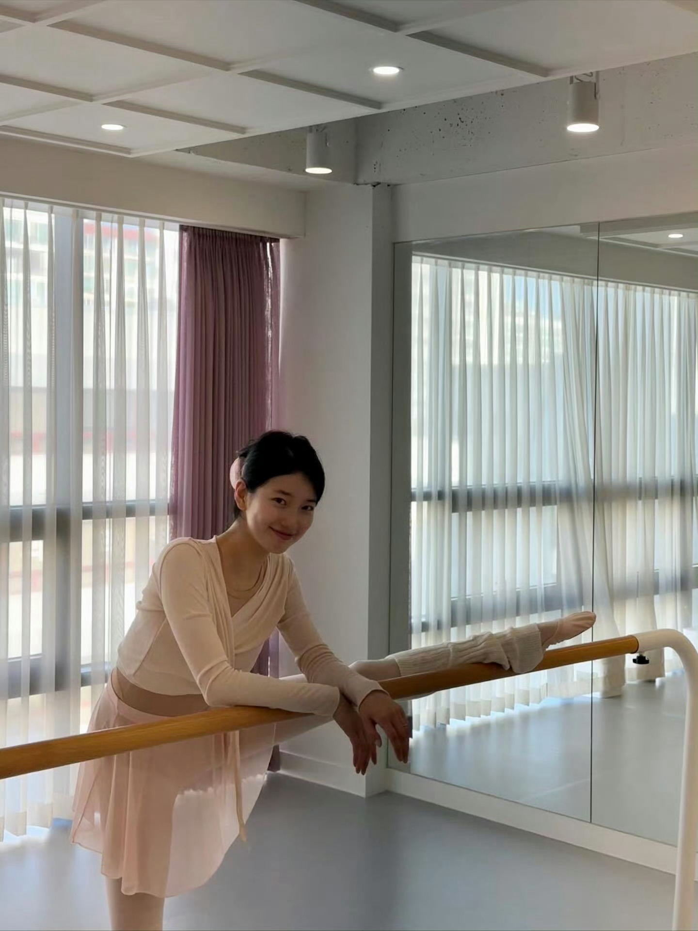 裴秀智素颜练芭蕾秀智近期分享的芭蕾练习日常 梦想中的体态和颜🩰 