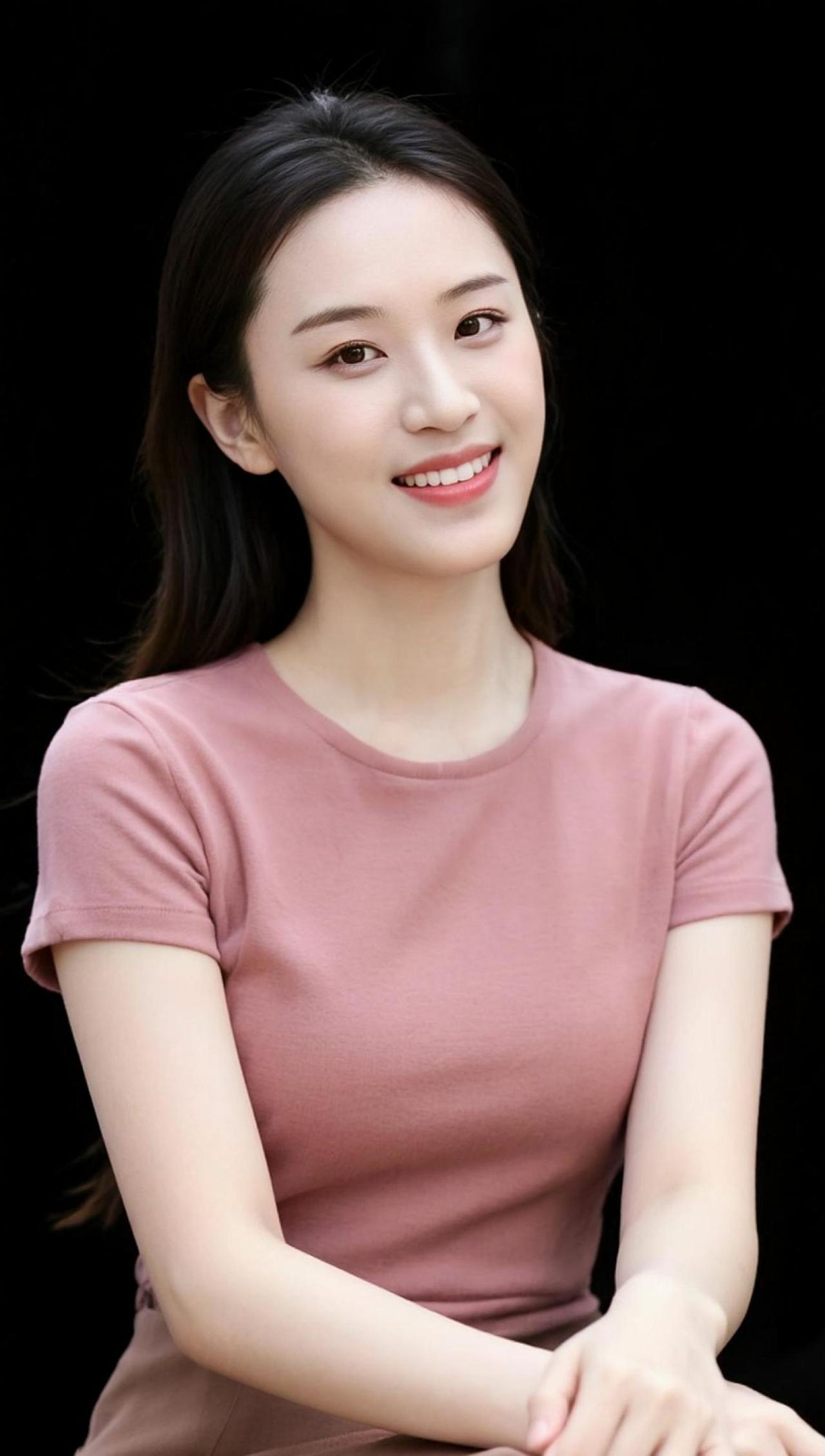 在柔和的灯光下，粉色T恤映衬出一种温暖而简约的美。无论是搭配牛仔裤还是半身裙，都