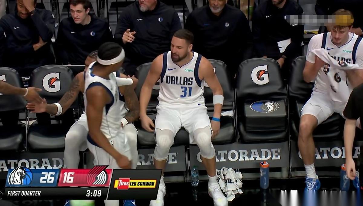 独行侠球星汤普森真是太让人费解了！在今天独行侠客场以100：93击败开拓者的比赛