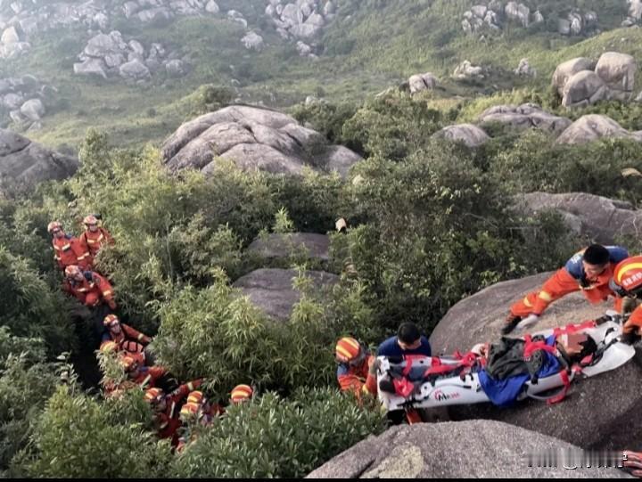 真的是命大啊！从200米高的悬崖坠落，奇迹生还！进入冬季，正是许多采药人进山的好