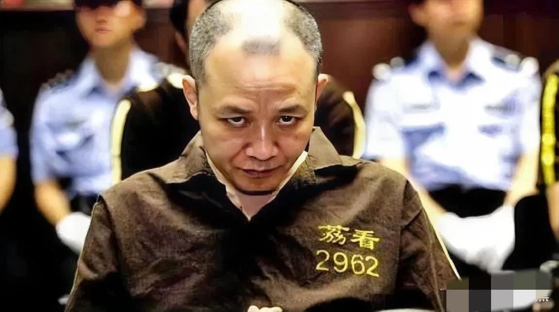 2010年，伍志坚，被判处死刑的现场，照片中的他双眼内陷，身上穿着印有“荔看”二