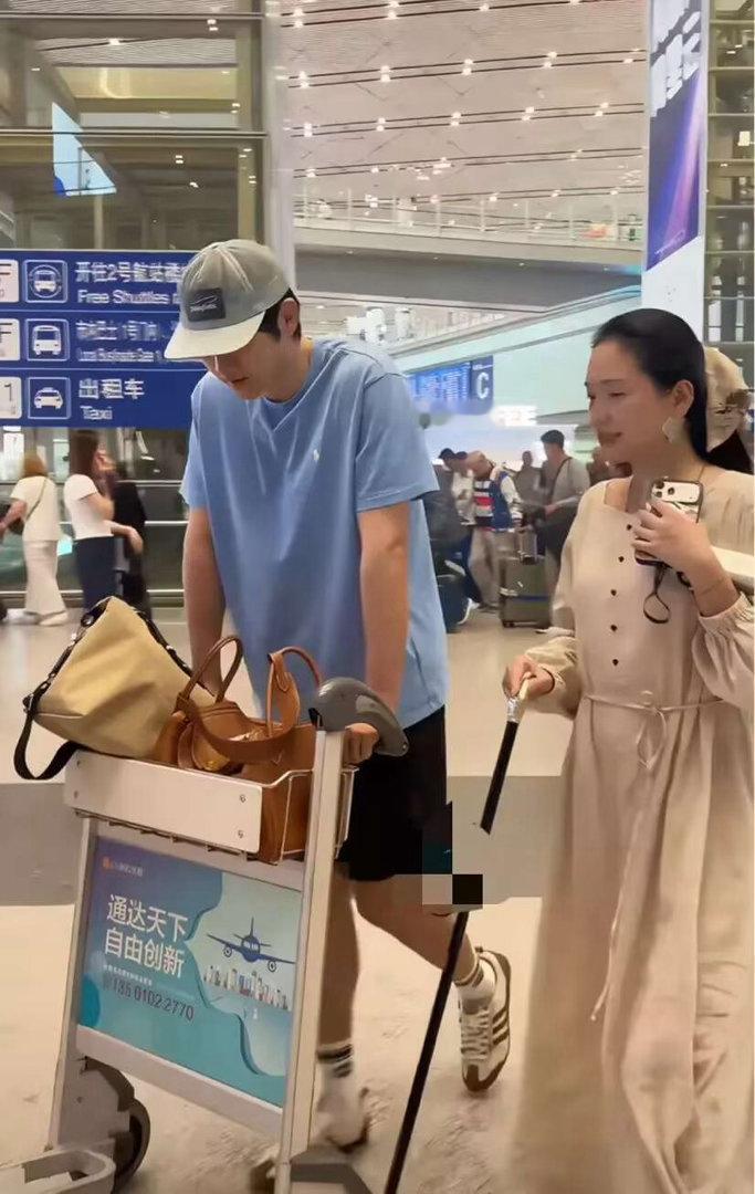 金莎孙丞潇现身机场，两人年龄差明显，金莎素颜拄拐杖孕相明显！ 