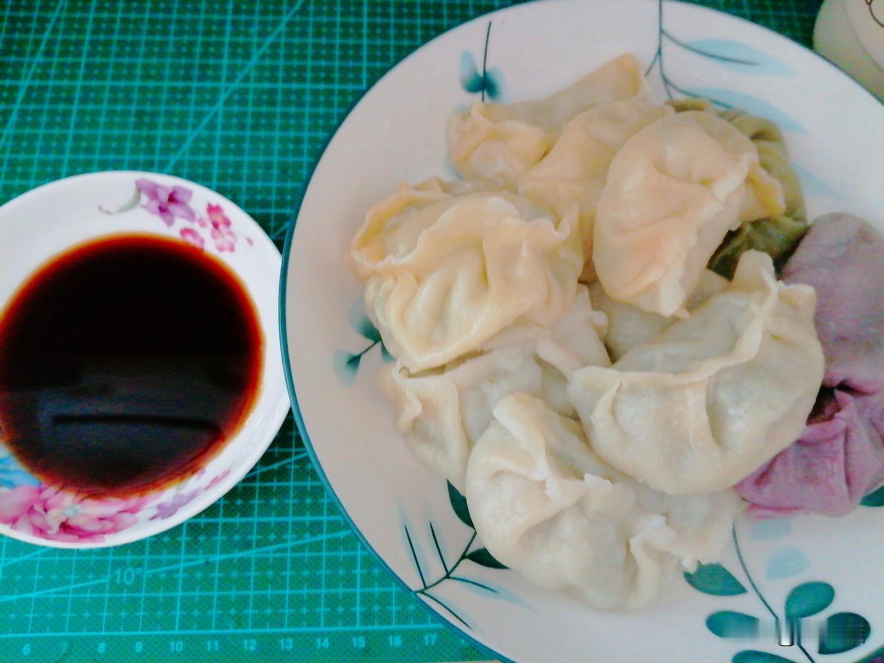 今日早中餐热饺子吃，是我搬来新居后自己包的韭菜肉馅饺子。

除了当天吃了一次，剩