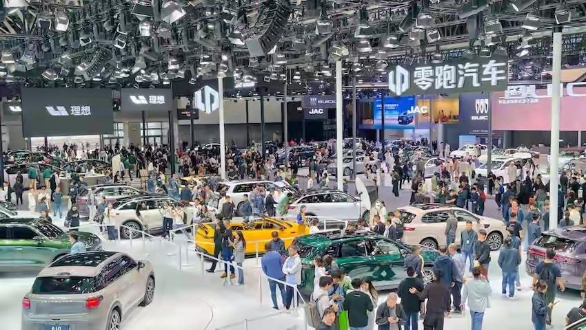 2026车市疯了！9大巨头定下1800万销量目标，这仗怎么打？

刚开年，国内车