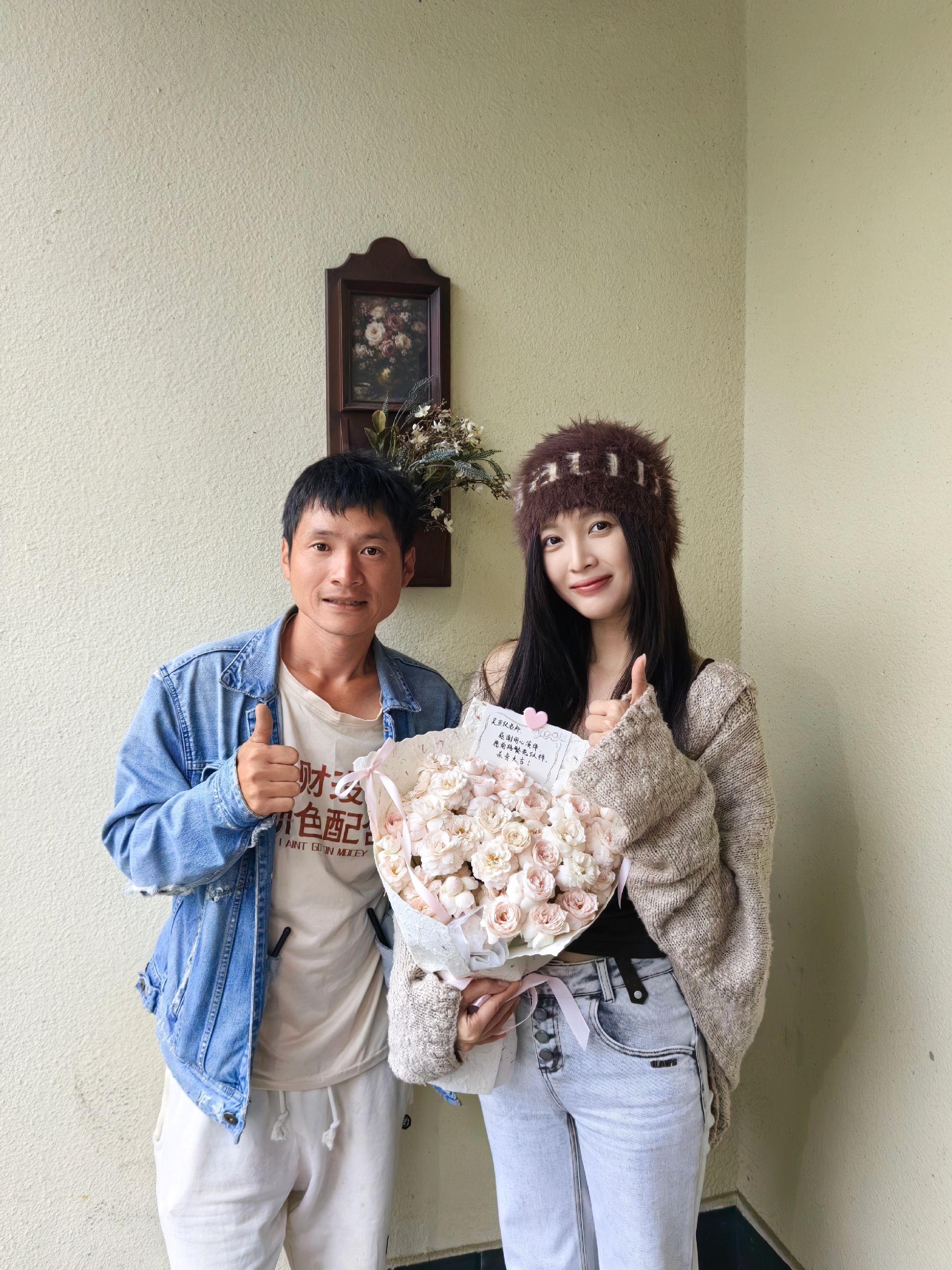 吴宣仪唐菲菲.吴宣仪我画你猜 和工作人员合影的吴选