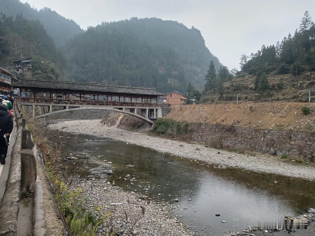 郎德苗寨位于苗岭主峰雷公山麓的巴拉河，距离黔东南州州府凯里市27公里，离雷山县城
