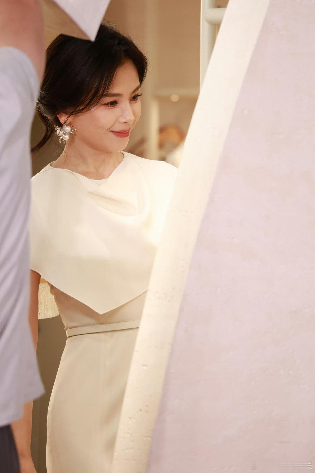 刘涛线下人气刘涛线下实力刘涛线下活动人气爆棚，粉丝们纷纷举起手机记录这一刻。她以