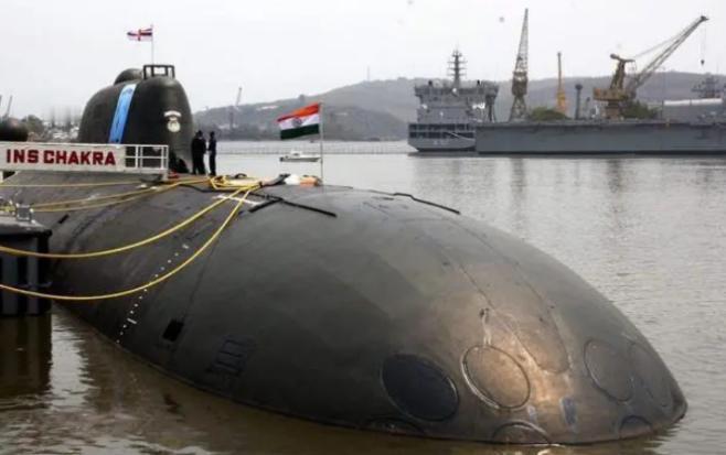 2017年，在印度的一家船厂内，一艘维修中的潜艇正在渐渐下沉。第二天，刚睡醒的印