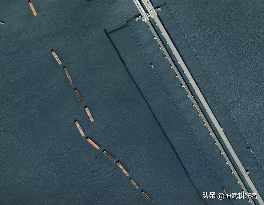 乌克兰又不傻，要是炸断克里米亚大桥，俄罗斯分分钟炸毁第聂伯河上大批桥梁，乌军东部