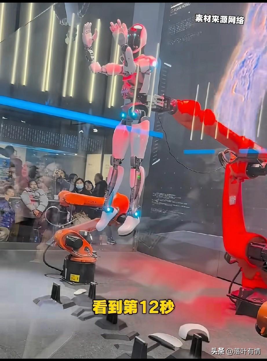 都说人得意的时候不要得意忘形，
这句话同样适用于机器人，
上海科技馆的一个机器人