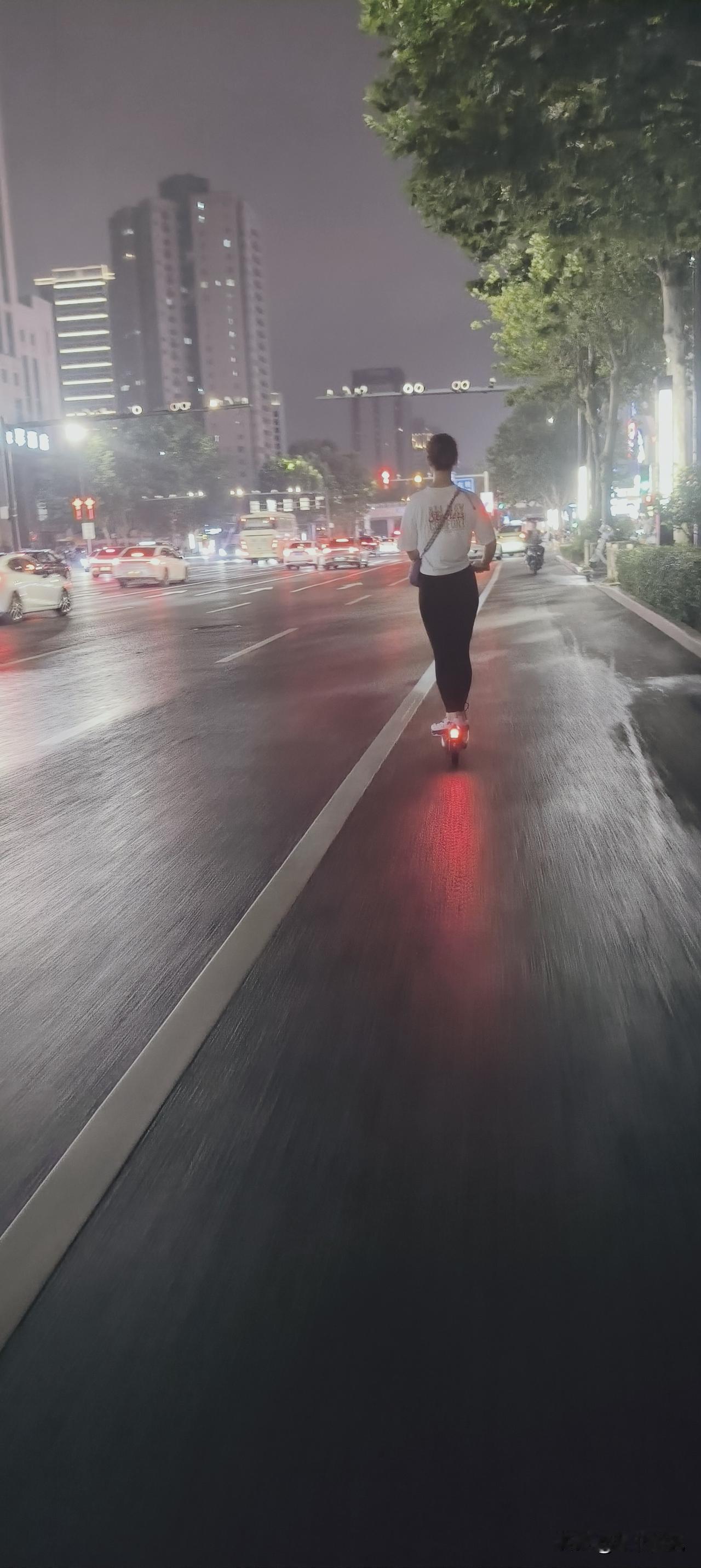 美女不但身材好，车技也好，我开车都超不过她…