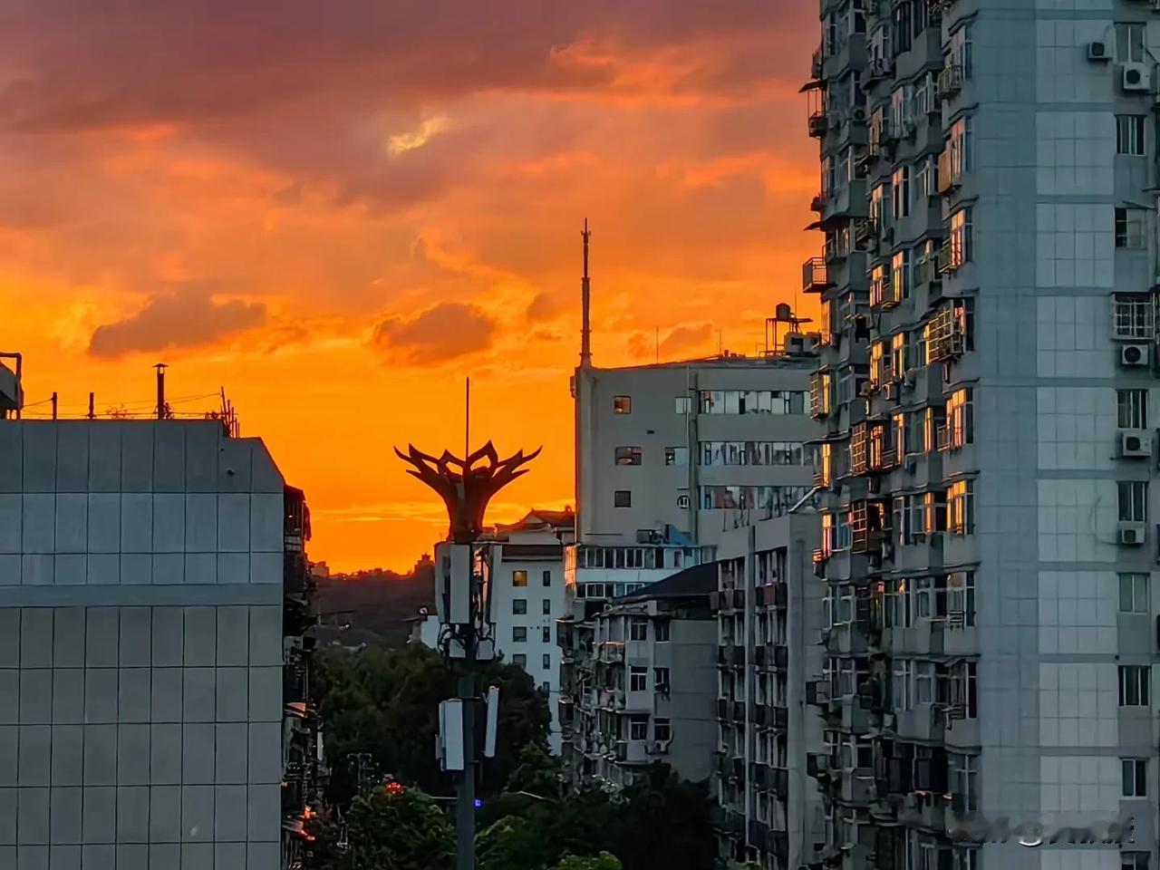 猜猜这是哪个城市？
非常美
这是什么神仙颜值？
晚霞居然映出了日照金山的效果
