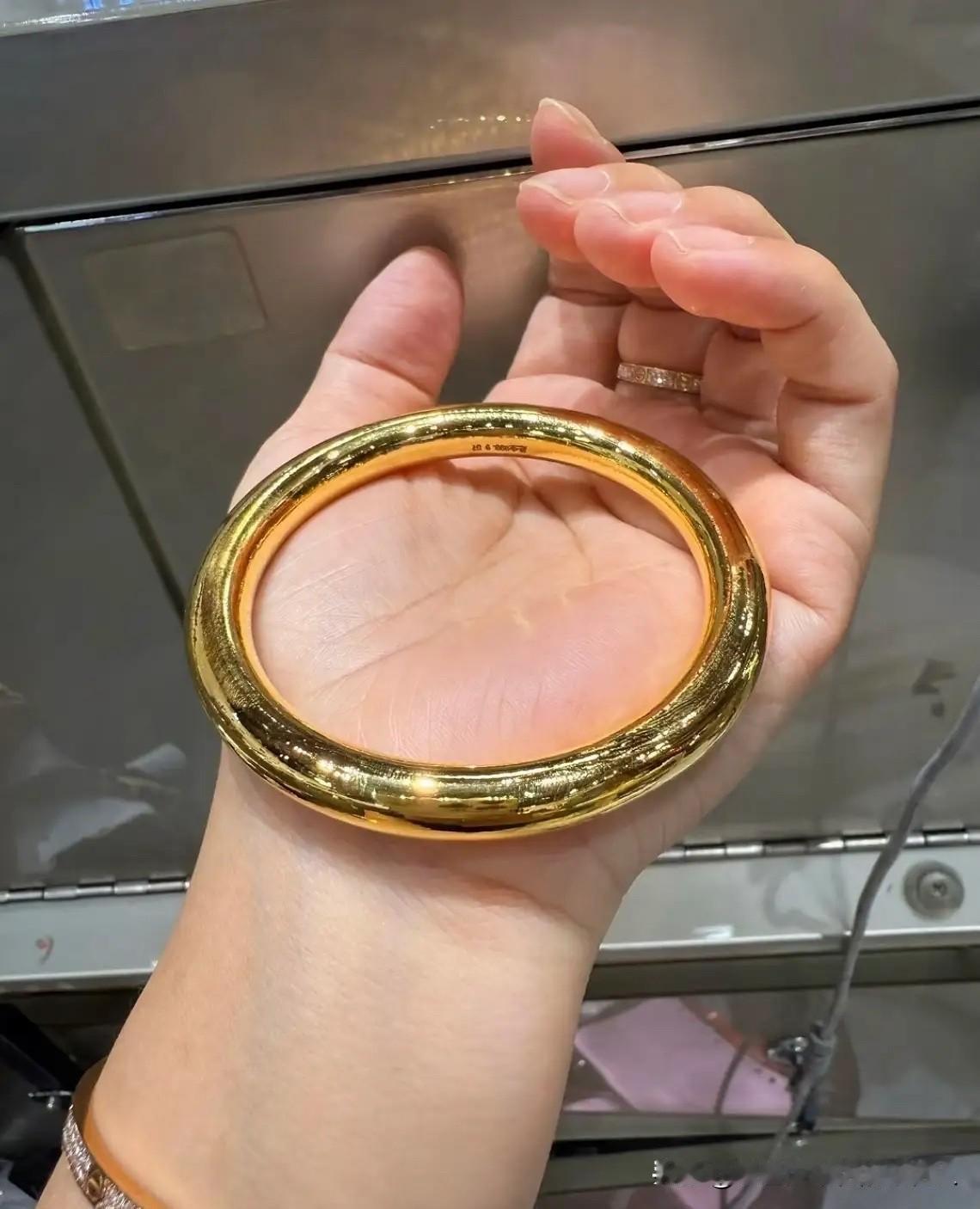 这几天金价涨得离谱，我得劝大家一句：出门尽量别戴金镯子了！

这真不是因为金价贵