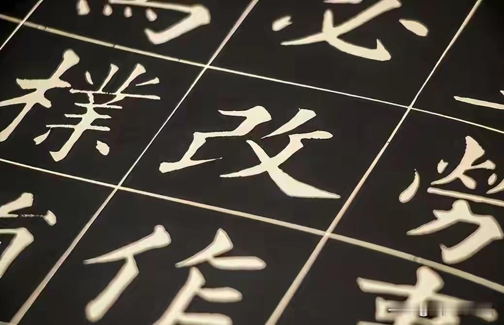 一个七十五岁的美国老头，花了五十年时间干了一件事：把九万六千多个古代汉字字形，一