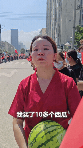 “这位大姐火上了人民日报！”贵州，女子抱了个大西瓜，准备送到临走的人民子弟兵手里