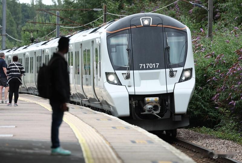 《英国火车惊魂！持刀伤人致多人伤，斯塔默光喊震惊？》
BBC 11月2日报道：?