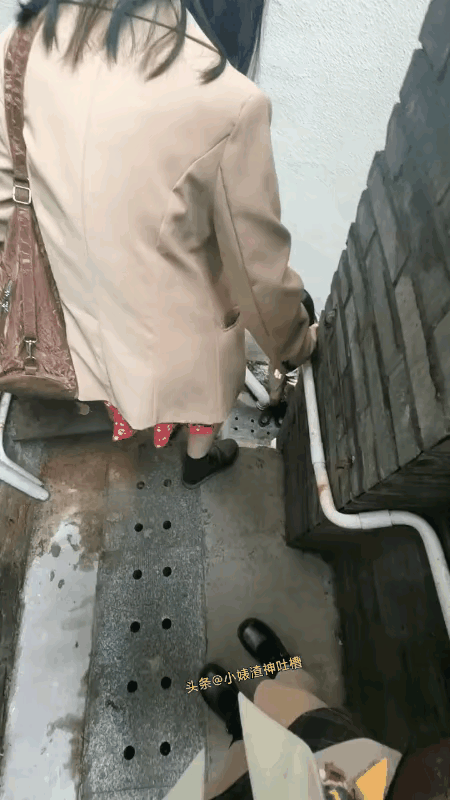 走错路了吧？这里根本就不是道路出口，是雨水出口，人去这里只能跳下去。[捂脸]