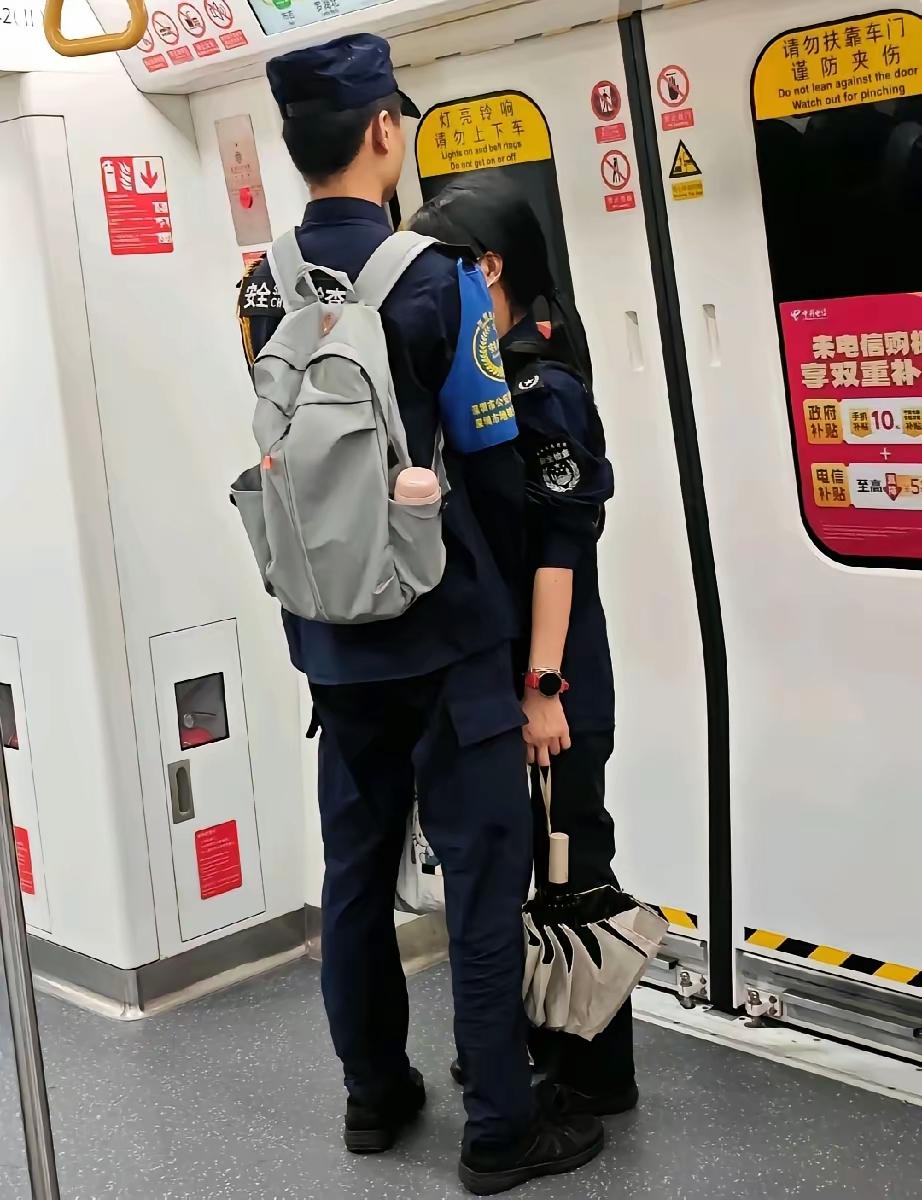 这个小子有头脑啊，这就找到另一半了……[看]