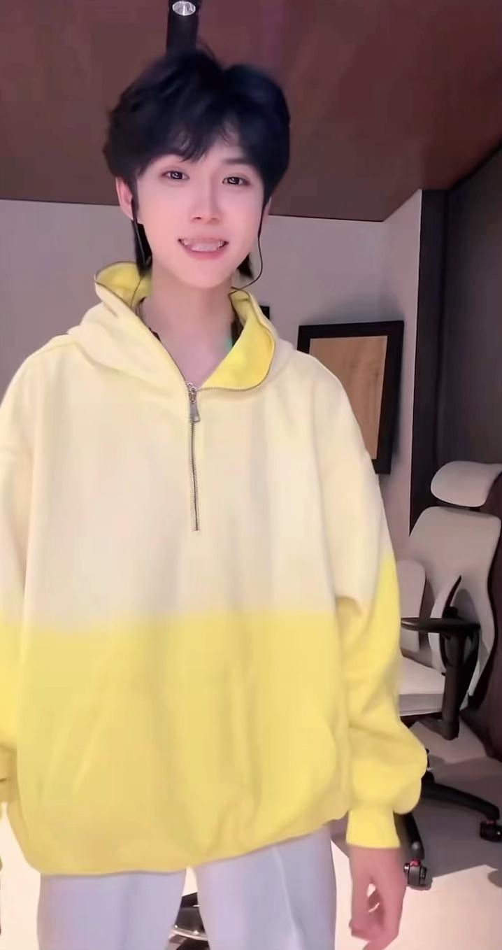 这何静就这样从后面钻进来 