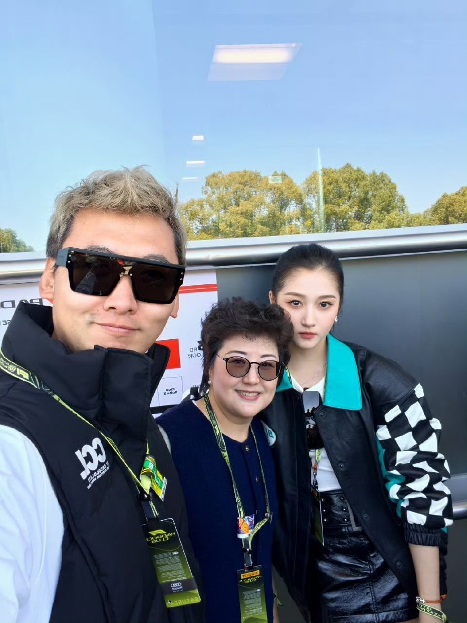 曝关晓彤喜提新车晓彤应该是换了个兰博URUS？？按照她的咖位，合适！上次见到晓彤